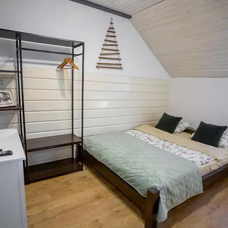 ゲストハウス захарова оселя басейн на території є чан - джакузі