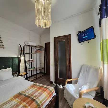 захарова оселя басейн на території є чан - джакузі ゲストハウス 3*